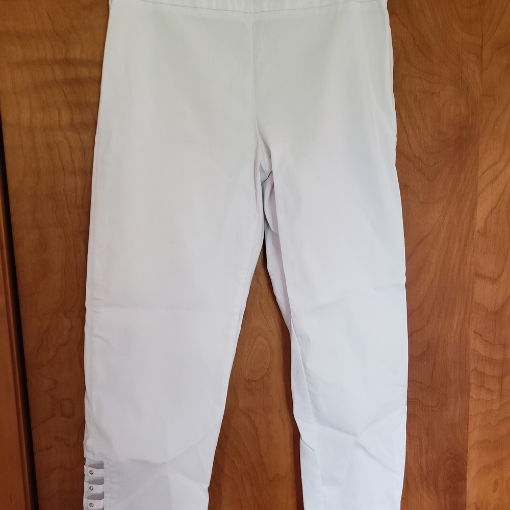 Attyre White Capri Pants with Button Cuff Detail